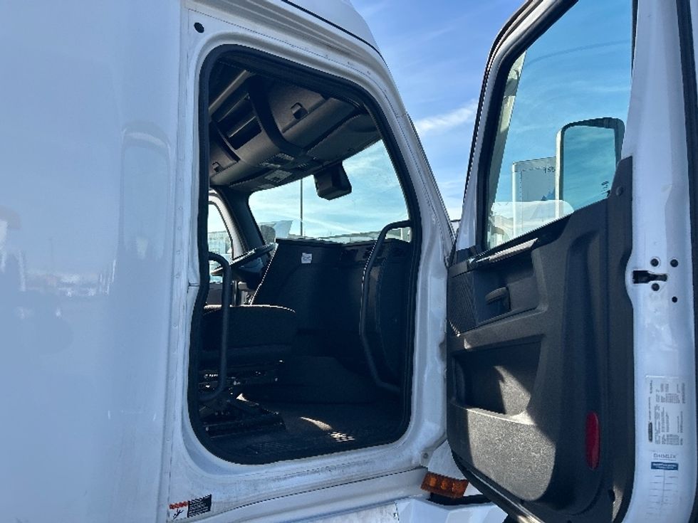 Sleeper Tractor-Heavy Duty Tractors-Freightliner-2023-T12664ST-Sturtevant-WI-645,674\n\t\tmiles-$ 60,500 - Image 13