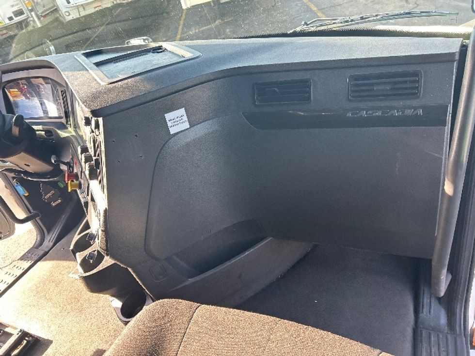 Sleeper Tractor-Heavy Duty Tractors-Freightliner-2023-T12664ST-Sturtevant-WI-645,674\n\t\tmiles-$ 60,500 - Image 14