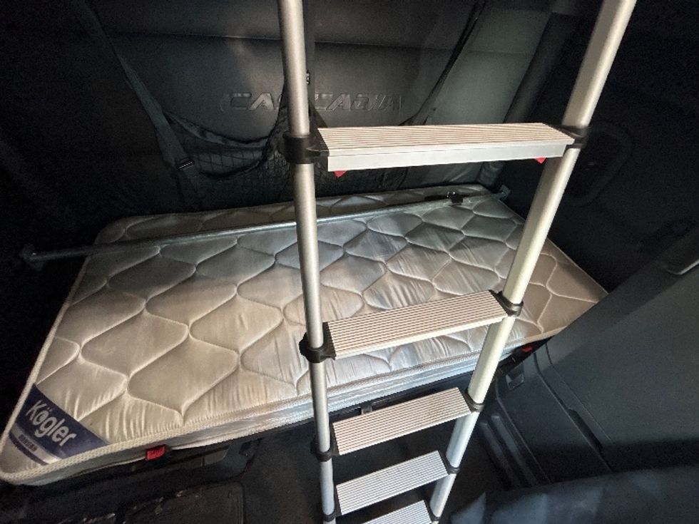 Sleeper Tractor-Heavy Duty Tractors-Freightliner-2023-T12664ST-Sturtevant-WI-645,674\n\t\tmiles-$ 60,500 - Image 17