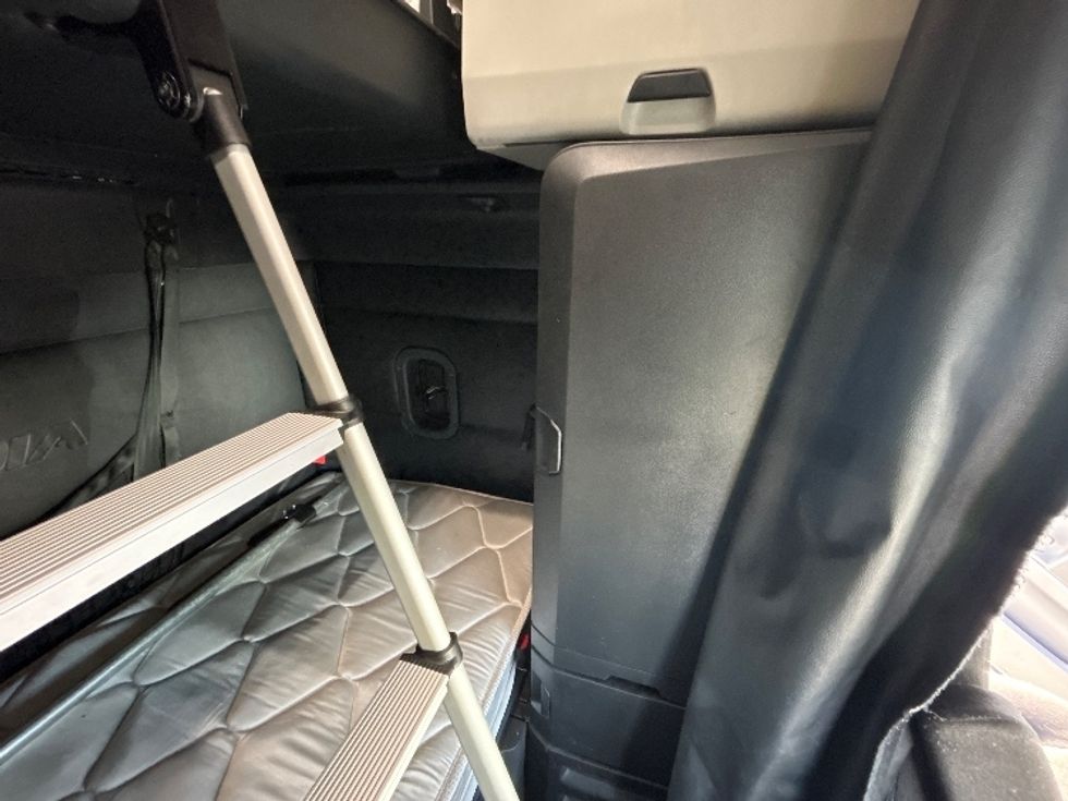 Sleeper Tractor-Heavy Duty Tractors-Freightliner-2023-T12664ST-Sturtevant-WI-645,674\n\t\tmiles-$ 60,500 - Image 18