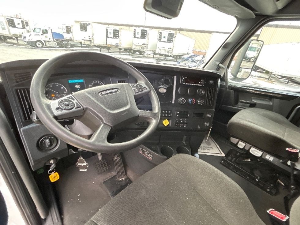 Sleeper Tractor-Heavy Duty Tractors-Freightliner-2023-T12664ST-Sturtevant-WI-651,006\n\t\tmiles-$ 59,000 - Image 10