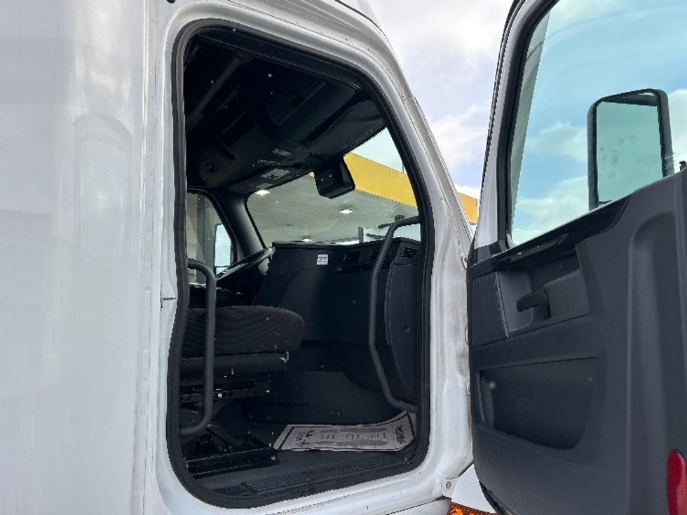 Sleeper Tractor-Heavy Duty Tractors-Freightliner-2023-T12664ST-Sturtevant-WI-651,006\n\t\tmiles-$ 59,000 - Image 13