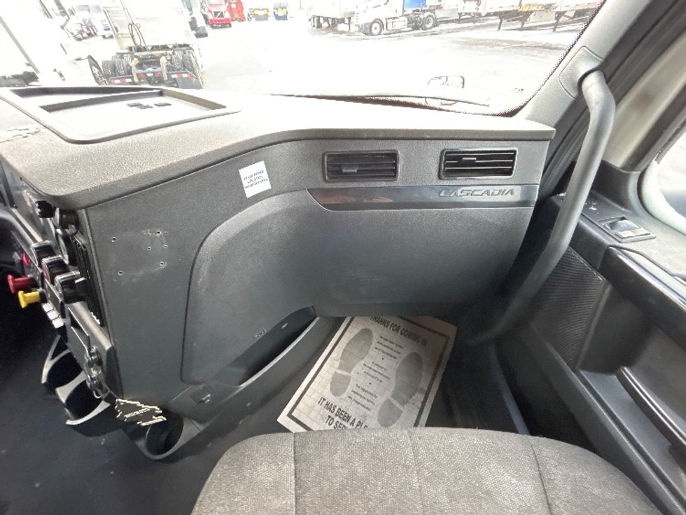 Sleeper Tractor-Heavy Duty Tractors-Freightliner-2023-T12664ST-Sturtevant-WI-651,006\n\t\tmiles-$ 59,000 - Image 14