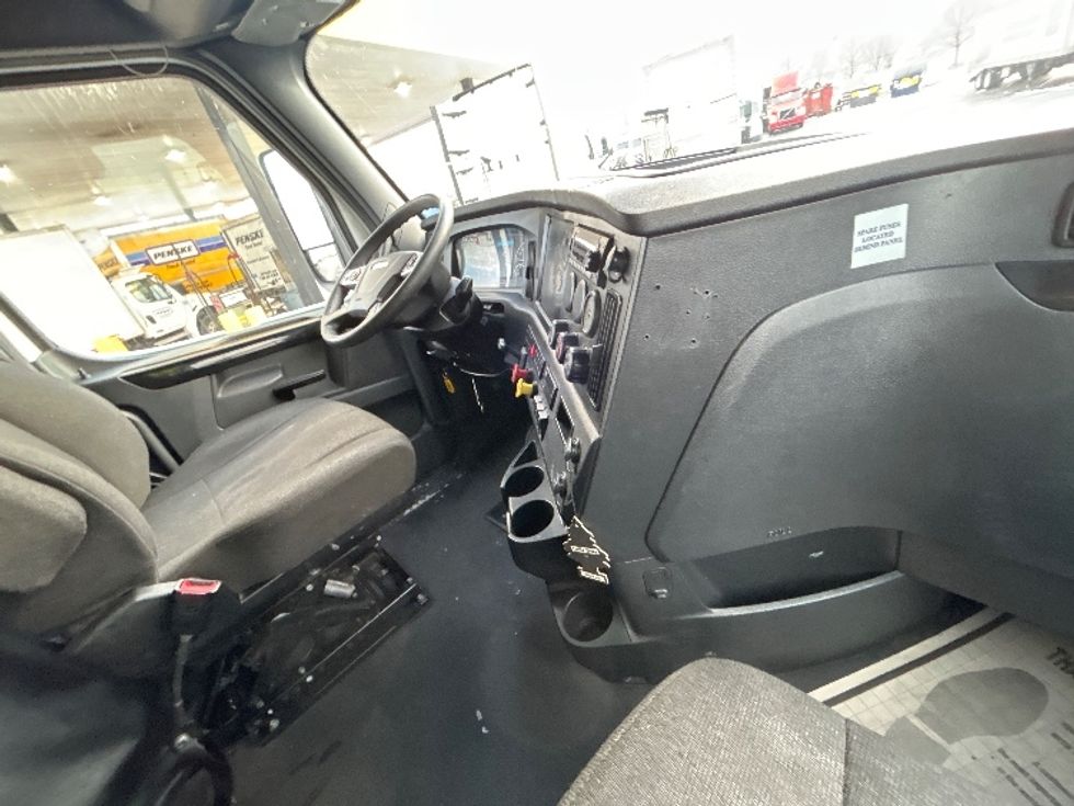 Sleeper Tractor-Heavy Duty Tractors-Freightliner-2023-T12664ST-Sturtevant-WI-651,006\n\t\tmiles-$ 59,000 - Image 15