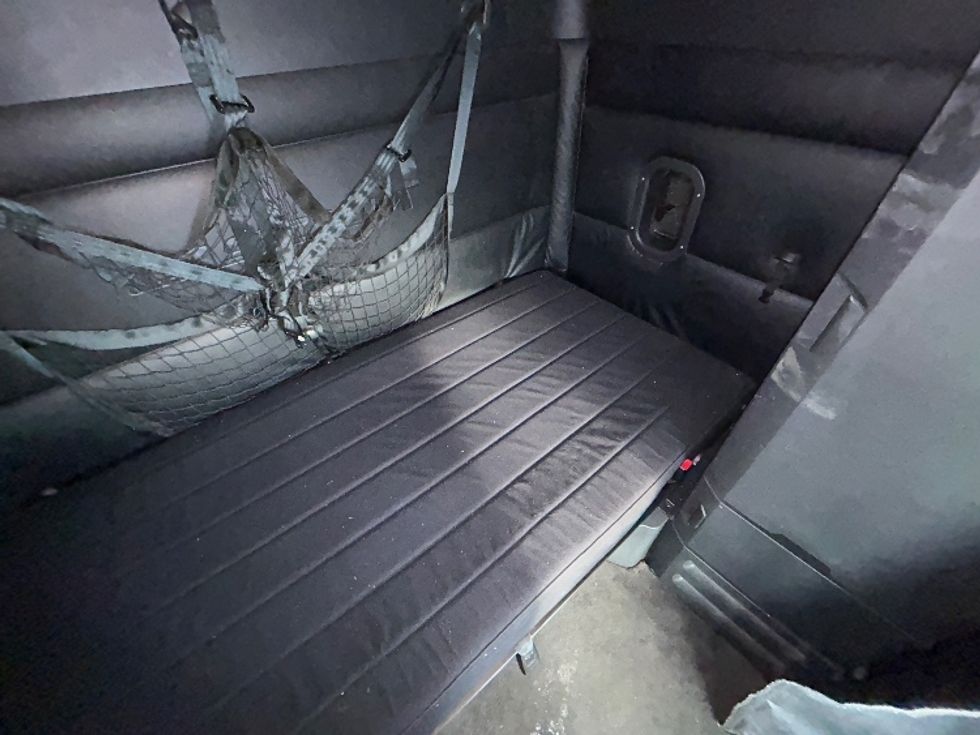 Sleeper Tractor-Heavy Duty Tractors-Freightliner-2023-T12664ST-Sturtevant-WI-651,006\n\t\tmiles-$ 59,000 - Image 17