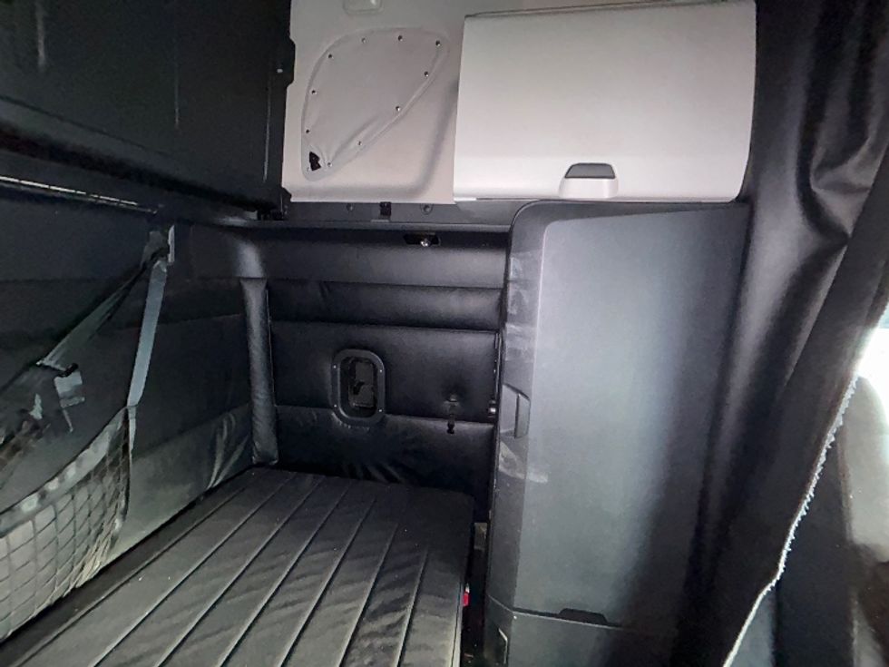 Sleeper Tractor-Heavy Duty Tractors-Freightliner-2023-T12664ST-Sturtevant-WI-651,006\n\t\tmiles-$ 59,000 - Image 18