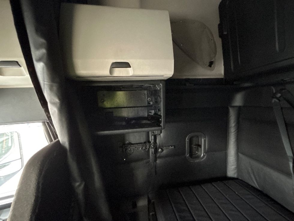 Sleeper Tractor-Heavy Duty Tractors-Freightliner-2023-T12664ST-Sturtevant-WI-651,006\n\t\tmiles-$ 59,000 - Image 19