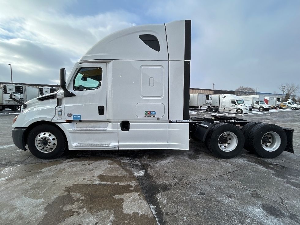 Sleeper Tractor-Heavy Duty Tractors-Freightliner-2023-T12664ST-Sturtevant-WI-651,006\n\t\tmiles-$ 59,000 - Image 4