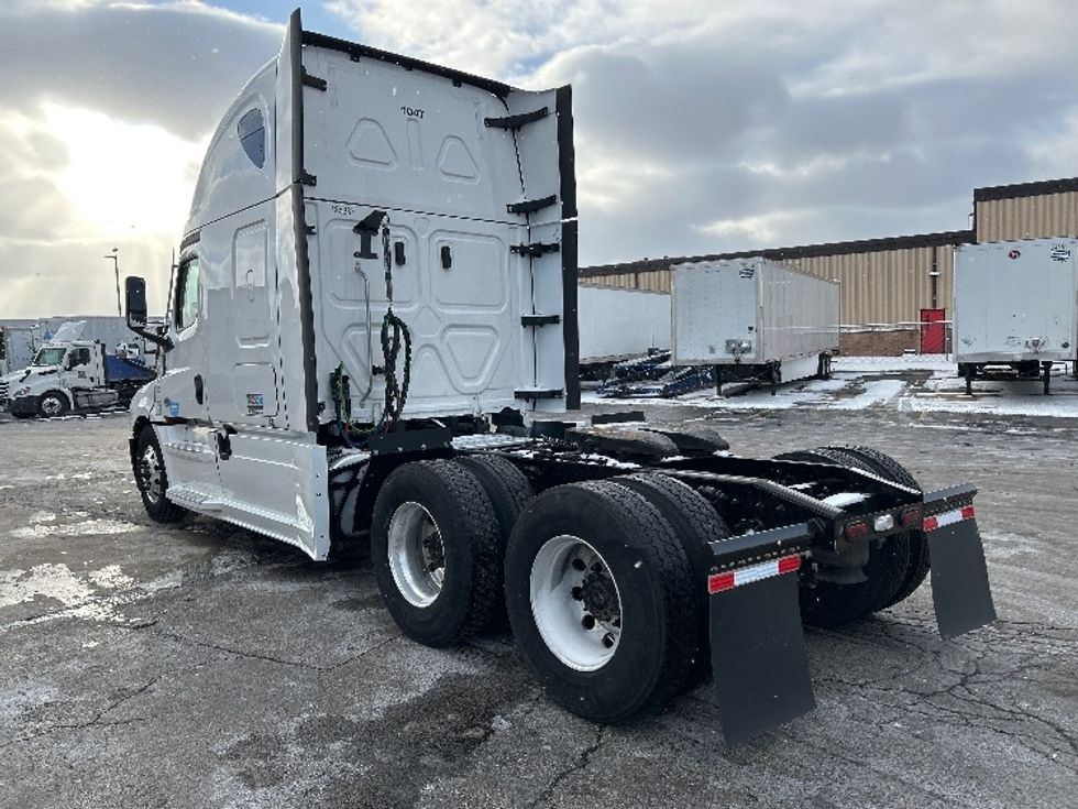 Sleeper Tractor-Heavy Duty Tractors-Freightliner-2023-T12664ST-Sturtevant-WI-651,006\n\t\tmiles-$ 59,000 - Image 5