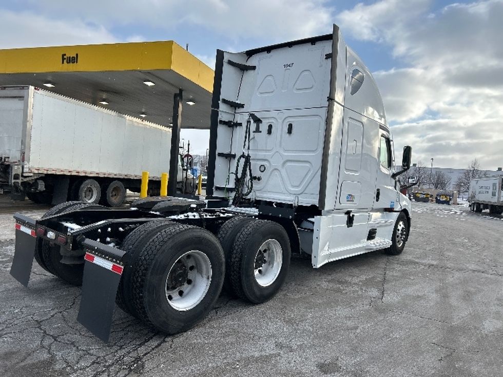 Sleeper Tractor-Heavy Duty Tractors-Freightliner-2023-T12664ST-Sturtevant-WI-651,006\n\t\tmiles-$ 59,000 - Image 7
