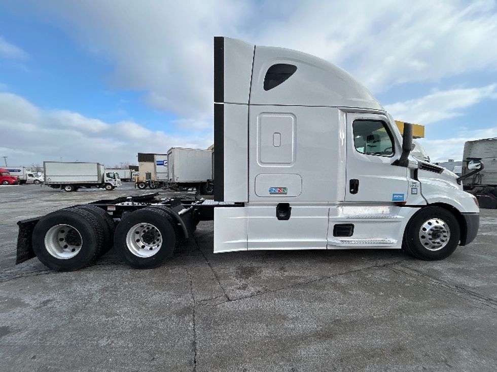 Sleeper Tractor-Heavy Duty Tractors-Freightliner-2023-T12664ST-Sturtevant-WI-651,006\n\t\tmiles-$ 59,000 - Image 8