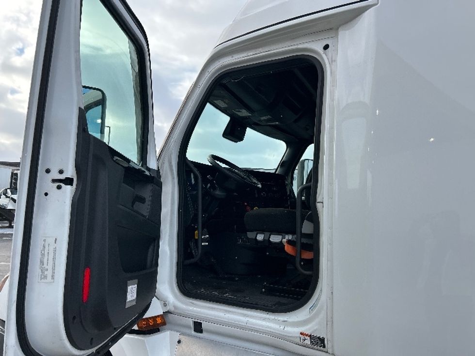 Sleeper Tractor-Heavy Duty Tractors-Freightliner-2023-T12664ST-Sturtevant-WI-651,006\n\t\tmiles-$ 59,000 - Image 9