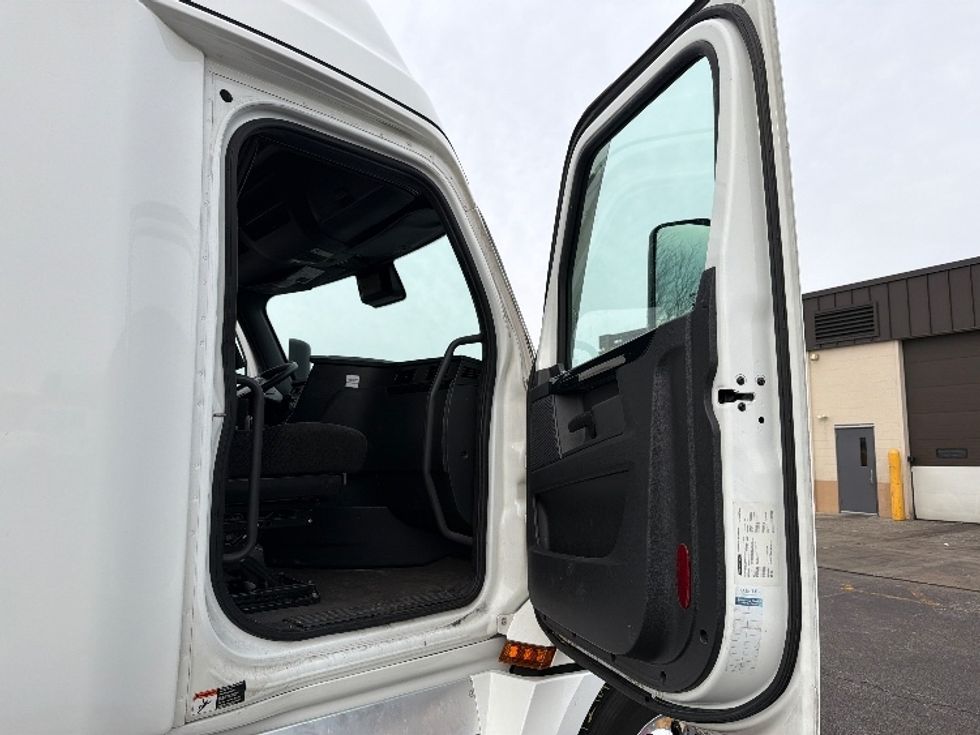 Sleeper Tractor-Heavy Duty Tractors-Freightliner-2023-T12664ST-Sturtevant-WI-653,164\n\t\tmiles-$ 59,750 - Image 13