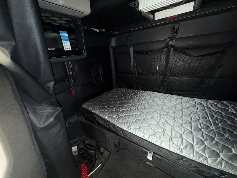 Sleeper Tractor-Heavy Duty Tractors-Freightliner-2023-T12664ST-Sturtevant-WI-653,164\n\t\tmiles-$ 59,750 - Image 18