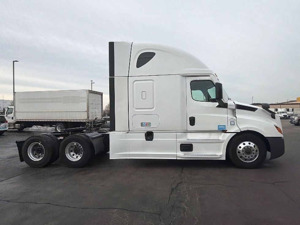 Sleeper Tractor-Heavy Duty Tractors-Freightliner-2023-T12664ST-Sturtevant-WI-653,164\n\t\tmiles-$ 59,750 - Image 4