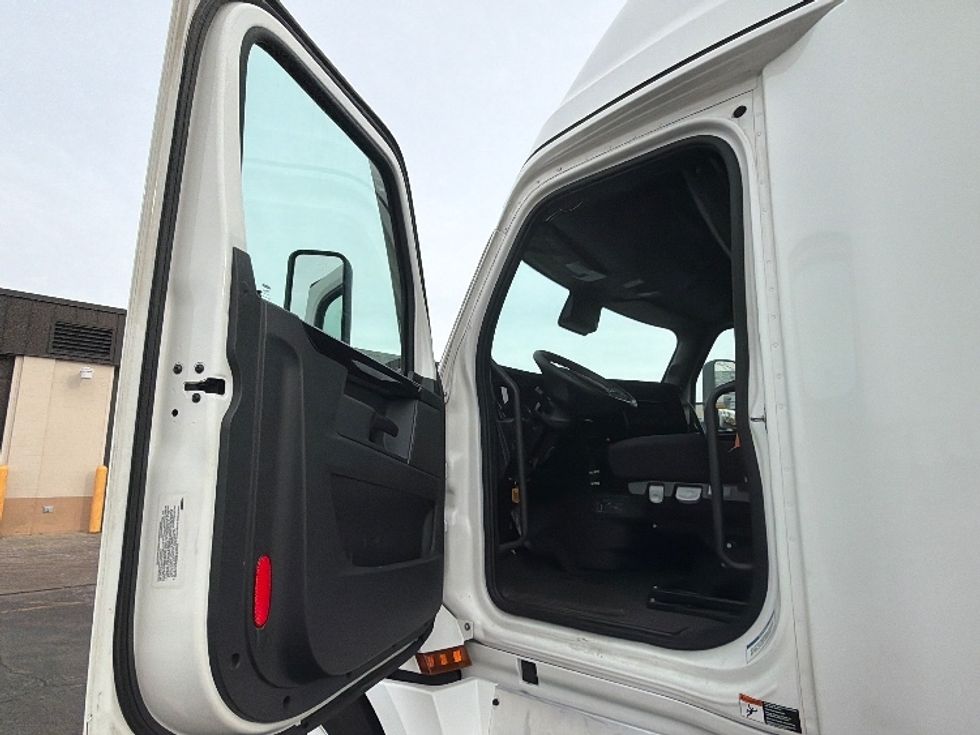 Sleeper Tractor-Heavy Duty Tractors-Freightliner-2023-T12664ST-Sturtevant-WI-653,164\n\t\tmiles-$ 59,750 - Image 9