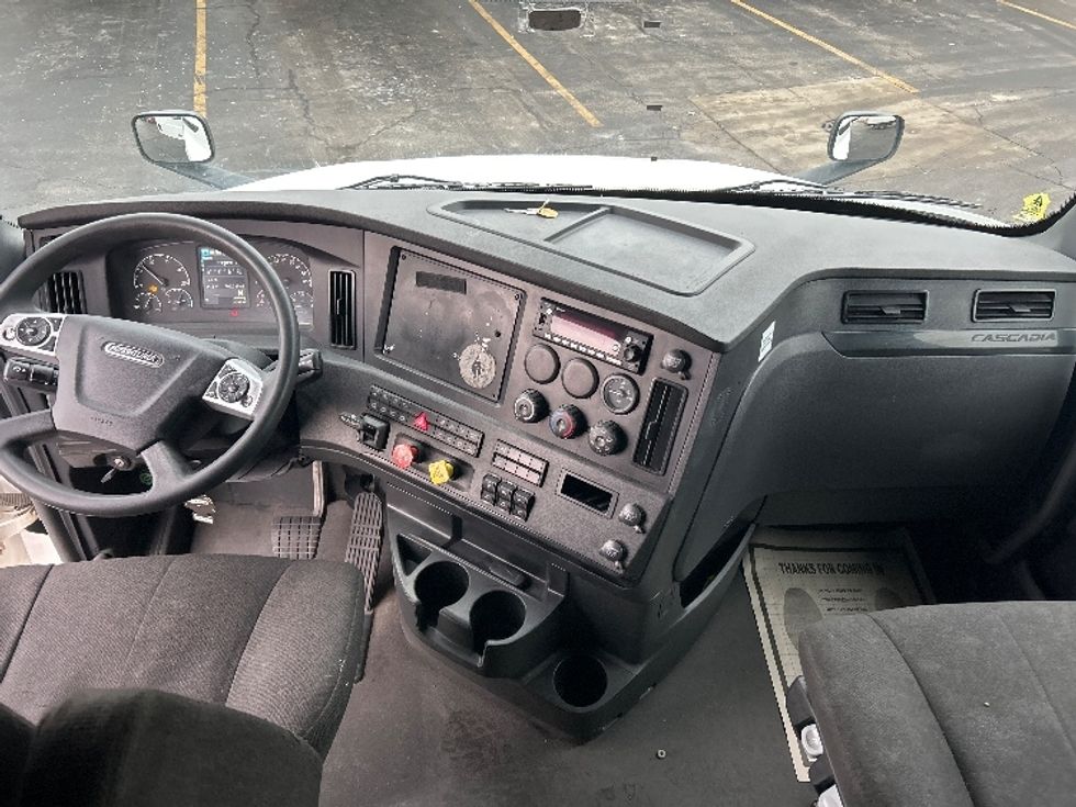 Sleeper Tractor-Heavy Duty Tractors-Freightliner-2023-T12664ST-Sturtevant-WI-678,220\n\t\tmiles-$ 55,500 - Image 12