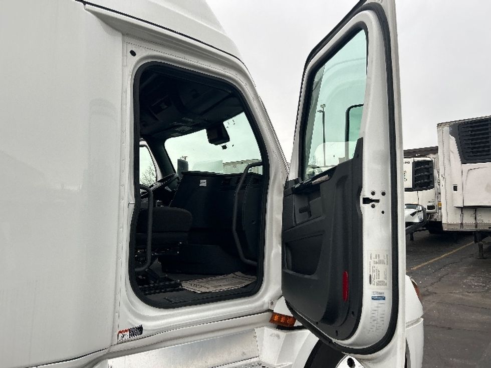 Sleeper Tractor-Heavy Duty Tractors-Freightliner-2023-T12664ST-Sturtevant-WI-678,220\n\t\tmiles-$ 55,500 - Image 13