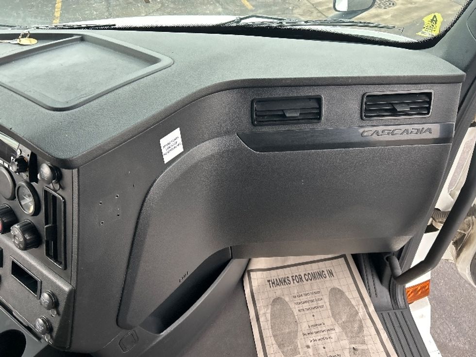 Sleeper Tractor-Heavy Duty Tractors-Freightliner-2023-T12664ST-Sturtevant-WI-678,220\n\t\tmiles-$ 55,500 - Image 14