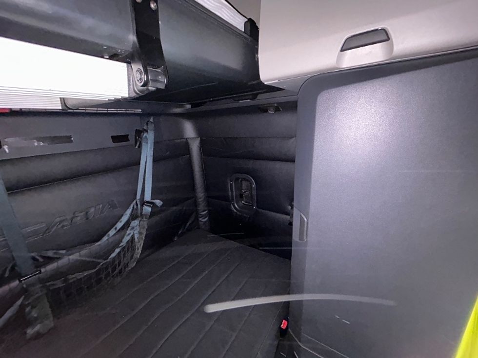 Sleeper Tractor-Heavy Duty Tractors-Freightliner-2023-T12664ST-Sturtevant-WI-678,220\n\t\tmiles-$ 55,500 - Image 18