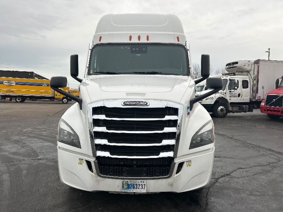 Sleeper Tractor-Heavy Duty Tractors-Freightliner-2023-T12664ST-Sturtevant-WI-678,220\n\t\tmiles-$ 55,500 - Image 2