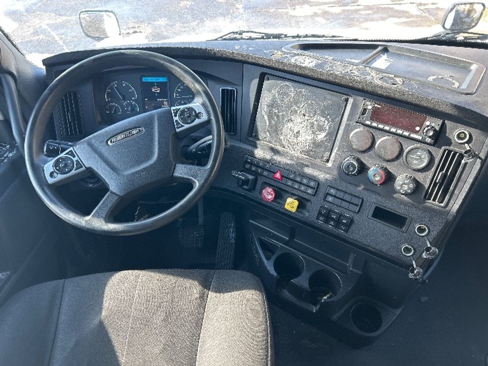 Sleeper Tractor-Heavy Duty Tractors-Freightliner-2023-T12664ST-Sturtevant-WI-724,261\n\t\tmiles-$ 52,000 - Image 10