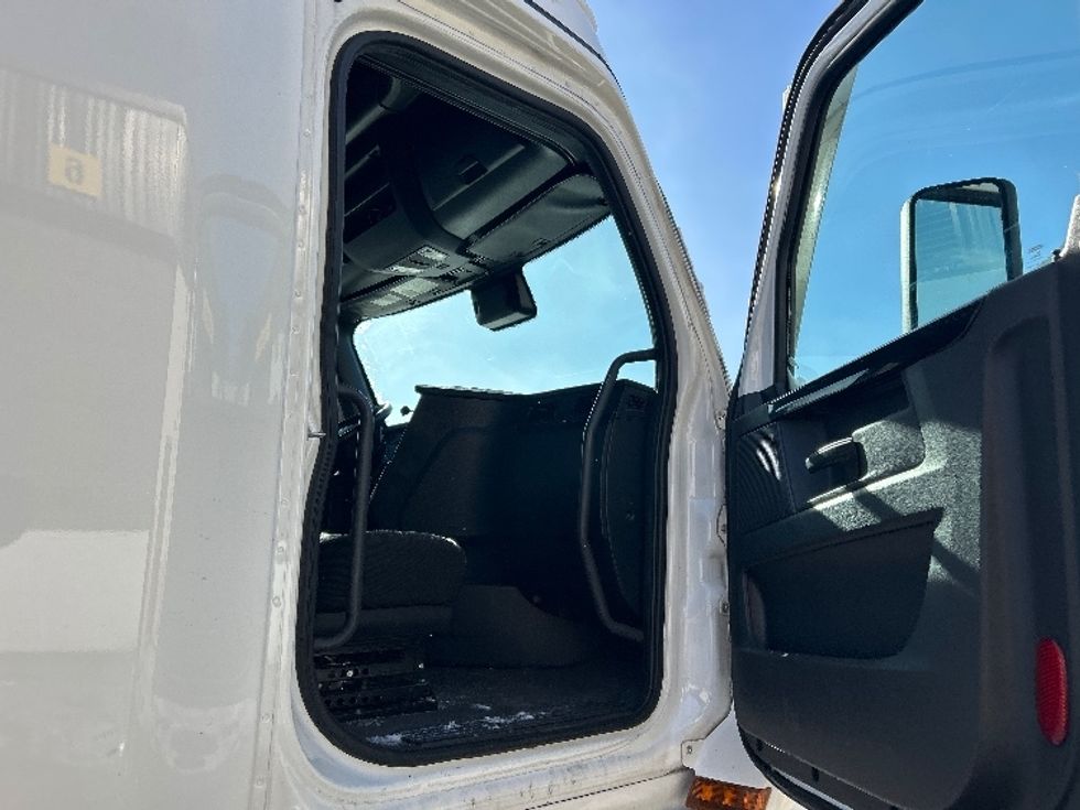 Sleeper Tractor-Heavy Duty Tractors-Freightliner-2023-T12664ST-Sturtevant-WI-724,261\n\t\tmiles-$ 52,000 - Image 13