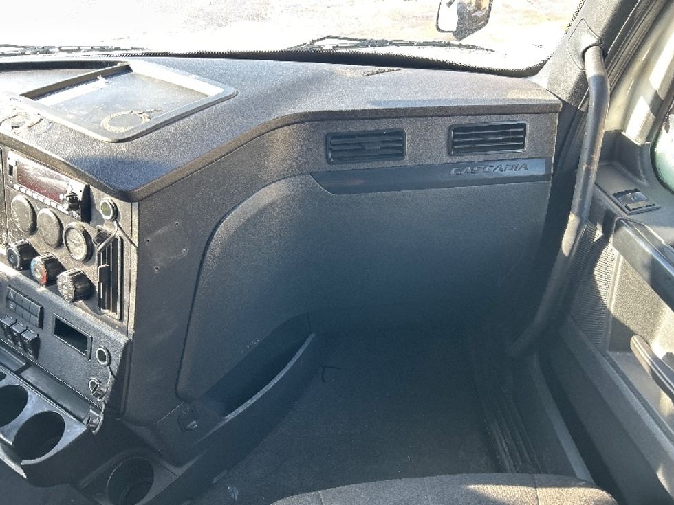 Sleeper Tractor-Heavy Duty Tractors-Freightliner-2023-T12664ST-Sturtevant-WI-724,261\n\t\tmiles-$ 52,000 - Image 14