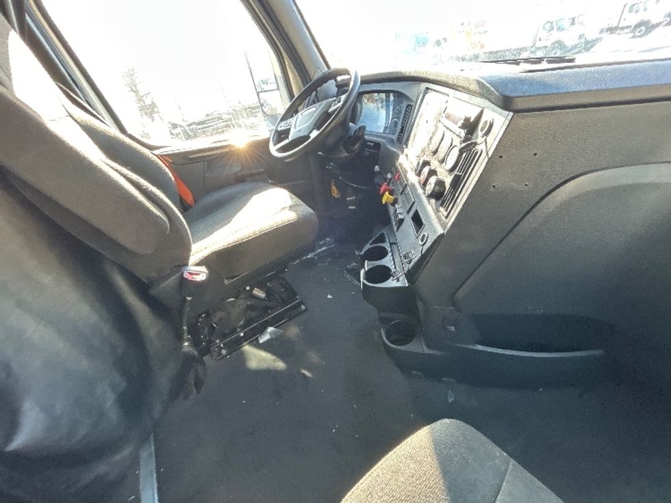 Sleeper Tractor-Heavy Duty Tractors-Freightliner-2023-T12664ST-Sturtevant-WI-724,261\n\t\tmiles-$ 52,000 - Image 15