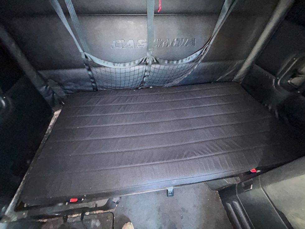 Sleeper Tractor-Heavy Duty Tractors-Freightliner-2023-T12664ST-Sturtevant-WI-724,261\n\t\tmiles-$ 52,000 - Image 17