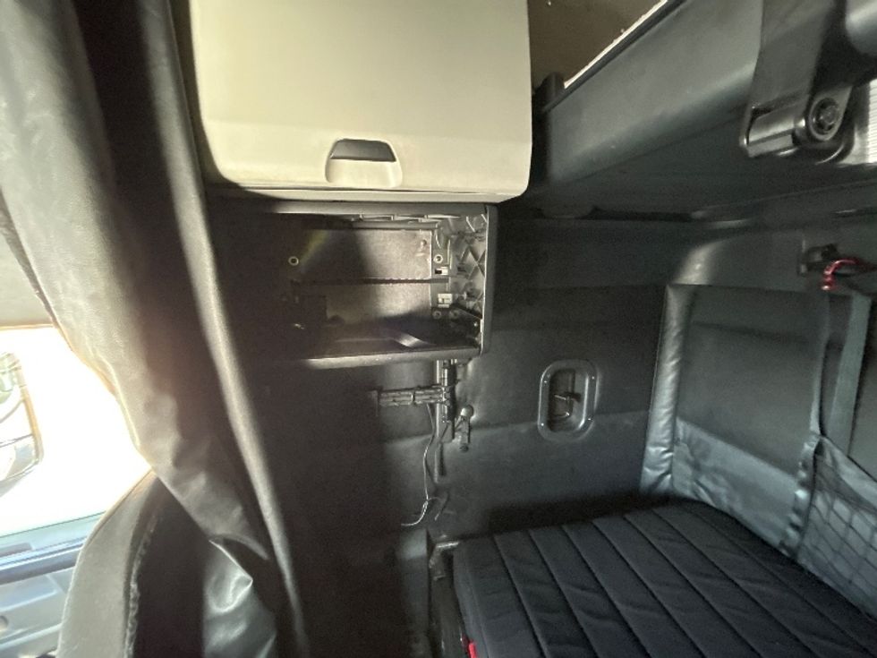 Sleeper Tractor-Heavy Duty Tractors-Freightliner-2023-T12664ST-Sturtevant-WI-724,261\n\t\tmiles-$ 52,000 - Image 19