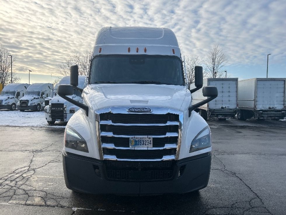 Sleeper Tractor-Heavy Duty Tractors-Freightliner-2023-T12664ST-Sturtevant-WI-724,261\n\t\tmiles-$ 52,000 - Image 2