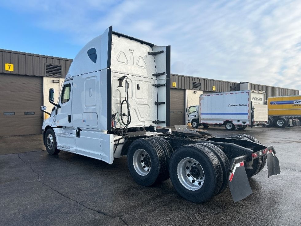 Sleeper Tractor-Heavy Duty Tractors-Freightliner-2023-T12664ST-Sturtevant-WI-724,261\n\t\tmiles-$ 52,000 - Image 5