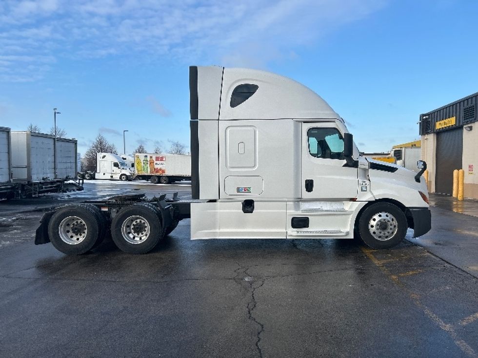 Sleeper Tractor-Heavy Duty Tractors-Freightliner-2023-T12664ST-Sturtevant-WI-724,261\n\t\tmiles-$ 52,000 - Image 8