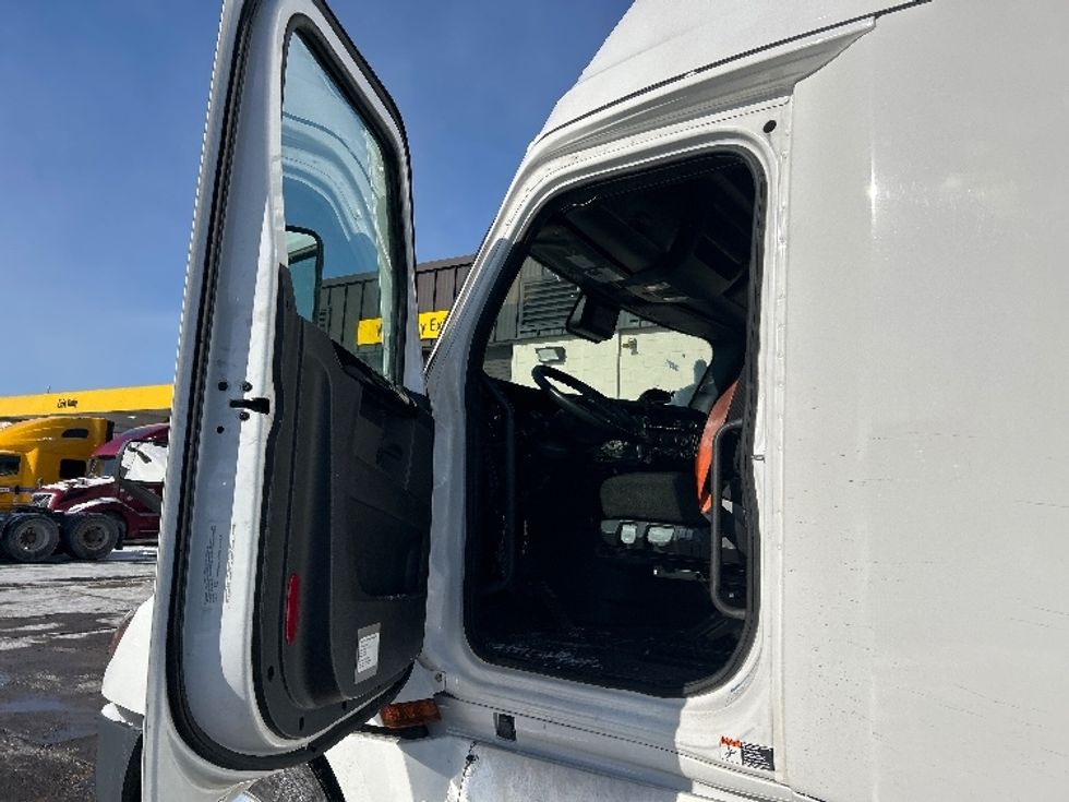 Sleeper Tractor-Heavy Duty Tractors-Freightliner-2023-T12664ST-Sturtevant-WI-724,261\n\t\tmiles-$ 52,000 - Image 9