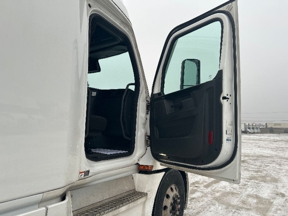 Sleeper Tractor-Heavy Duty Tractors-Freightliner-2023-T12664ST-Sturtevant-WI-741,066\n\t\tmiles-$ 49,500 - Image 13