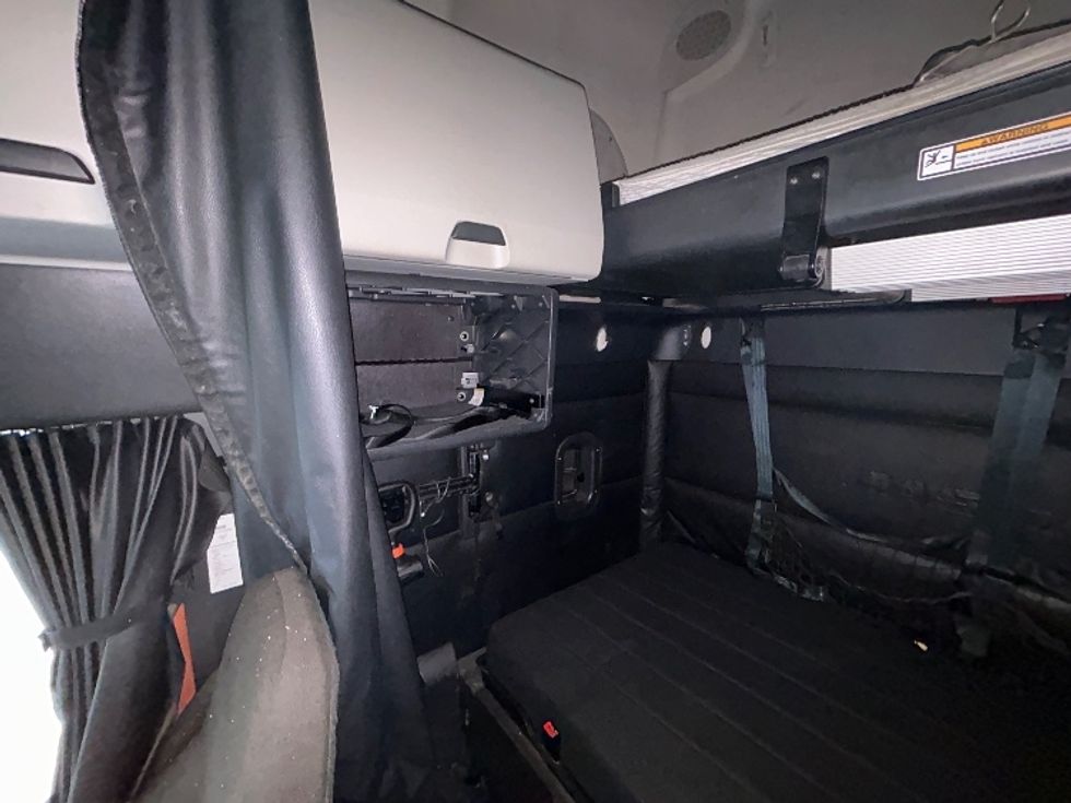 Sleeper Tractor-Heavy Duty Tractors-Freightliner-2023-T12664ST-Sturtevant-WI-741,066\n\t\tmiles-$ 49,500 - Image 19