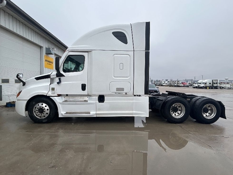 Sleeper Tractor-Heavy Duty Tractors-Freightliner-2023-T12664ST-Sturtevant-WI-741,066\n\t\tmiles-$ 49,500 - Image 4