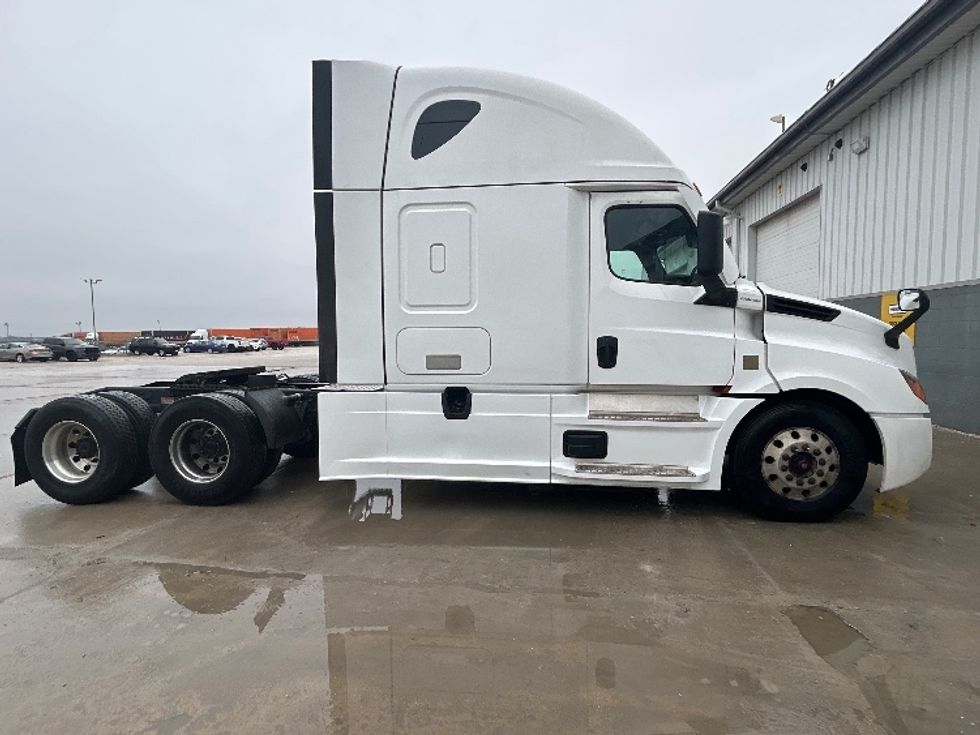 Sleeper Tractor-Heavy Duty Tractors-Freightliner-2023-T12664ST-Sturtevant-WI-741,066\n\t\tmiles-$ 49,500 - Image 8
