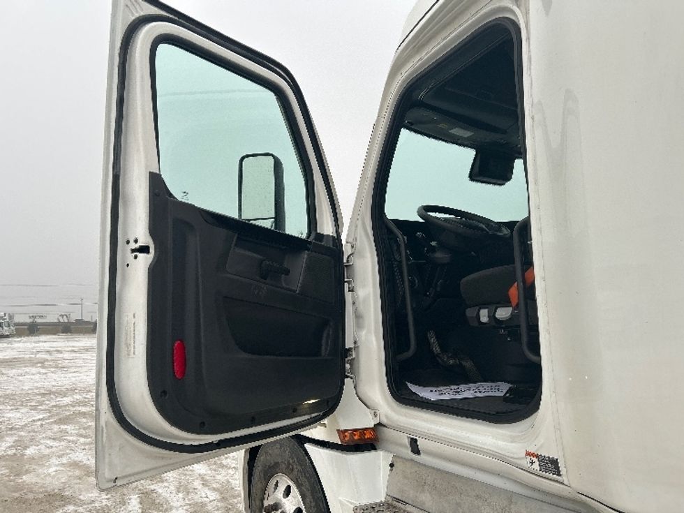 Sleeper Tractor-Heavy Duty Tractors-Freightliner-2023-T12664ST-Sturtevant-WI-741,066\n\t\tmiles-$ 49,500 - Image 9