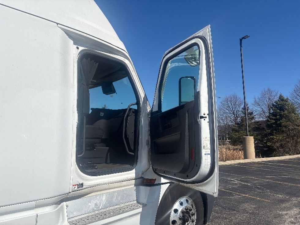 Sleeper Tractor-Heavy Duty Tractors-Freightliner-2023-T12664ST-Sturtevant-WI-752,622\n\t\tmiles-$ 48,250 - Image 12