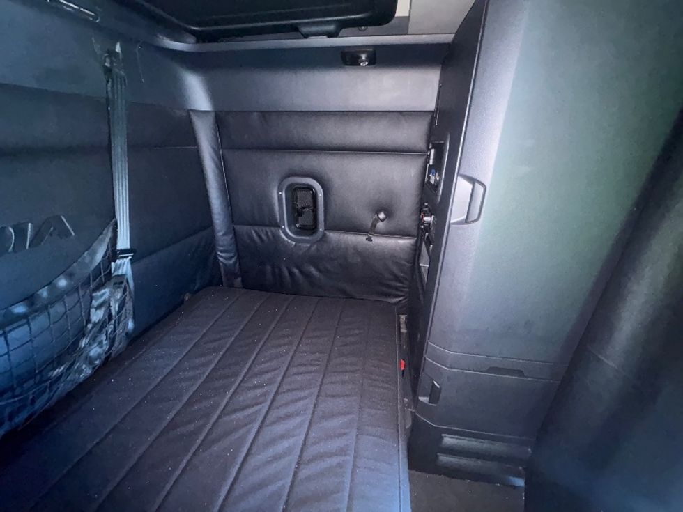 Sleeper Tractor-Heavy Duty Tractors-Freightliner-2023-T12664ST-Sturtevant-WI-752,622\n\t\tmiles-$ 48,250 - Image 17