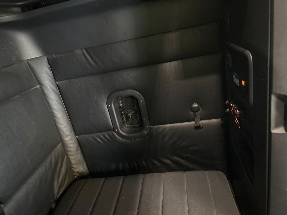 Sleeper Tractor-Heavy Duty Tractors-Freightliner-2023-T12664ST-Sturtevant-WI-763,876\n\t\tmiles-$ 47,250 - Image 18