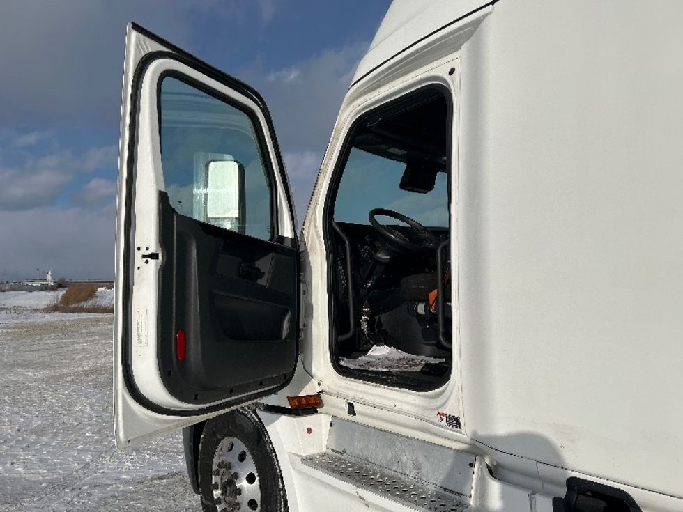 Sleeper Tractor-Heavy Duty Tractors-Freightliner-2023-T12664ST-Sturtevant-WI-763,876\n\t\tmiles-$ 47,250 - Image 9