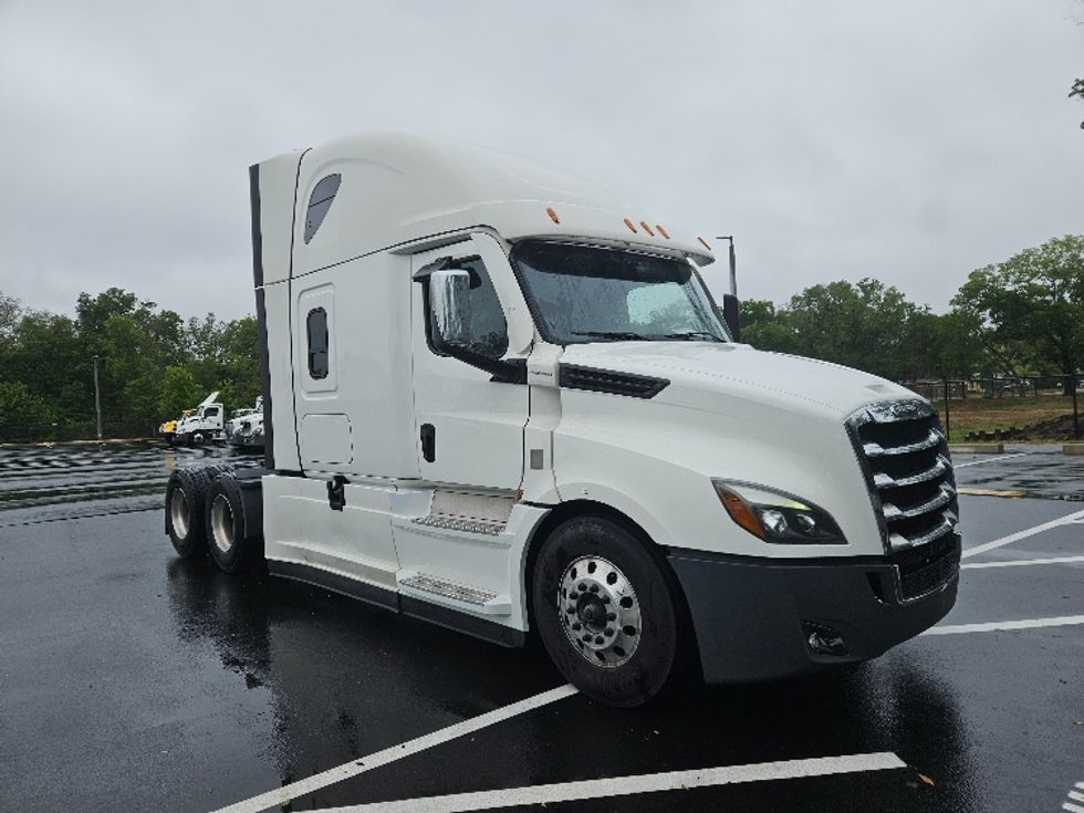 Sleeper Tractor-Heavy Duty Tractors-Freightliner-2023-T12664ST-Tampa-FL-518,461\n\t\tmiles-$ 67,750 - Image 1