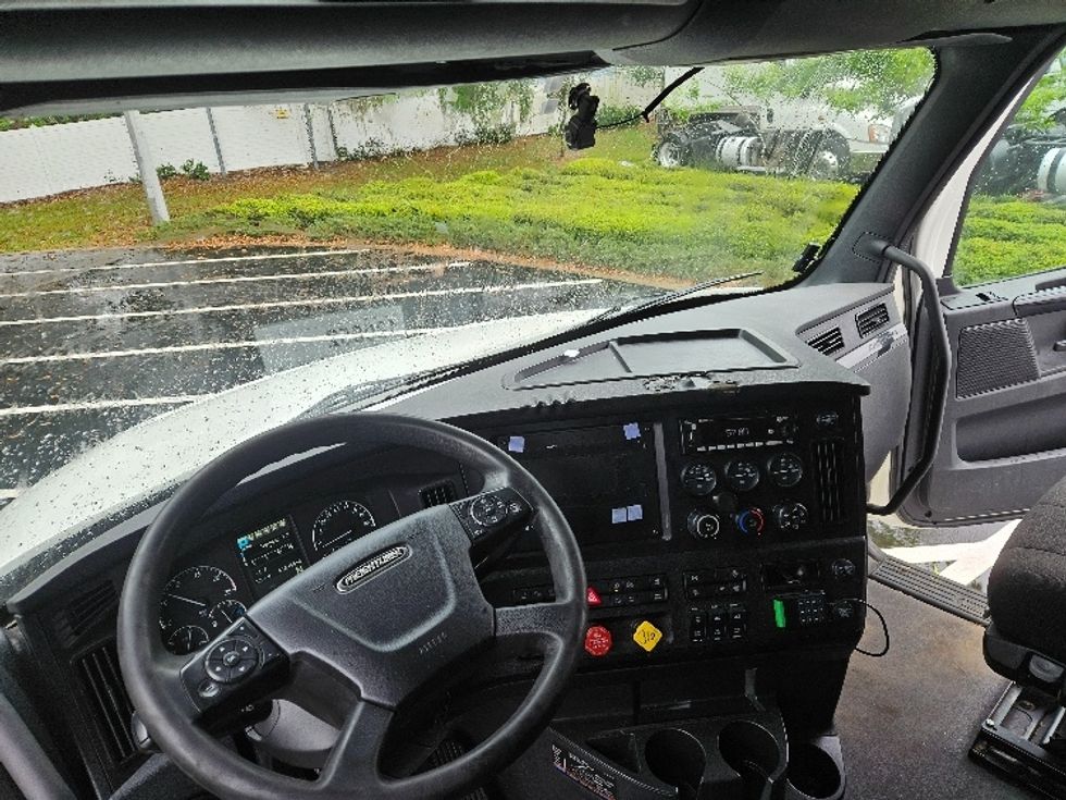 Sleeper Tractor-Heavy Duty Tractors-Freightliner-2023-T12664ST-Tampa-FL-518,461\n\t\tmiles-$ 67,750 - Image 10