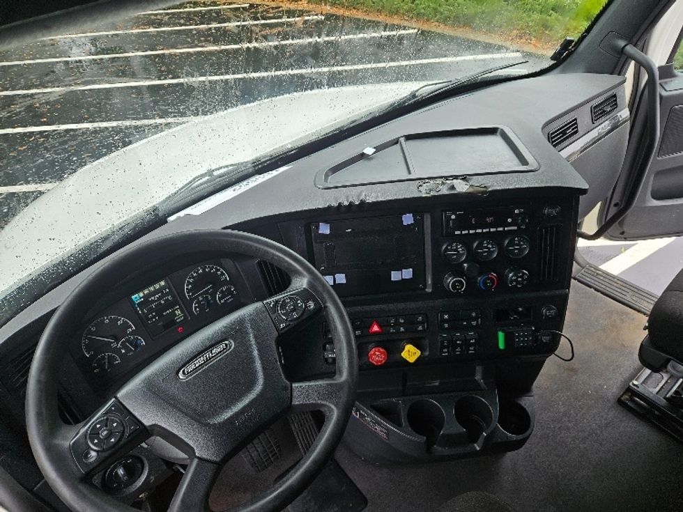 Sleeper Tractor-Heavy Duty Tractors-Freightliner-2023-T12664ST-Tampa-FL-518,461\n\t\tmiles-$ 67,750 - Image 11
