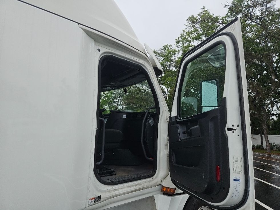 Sleeper Tractor-Heavy Duty Tractors-Freightliner-2023-T12664ST-Tampa-FL-518,461\n\t\tmiles-$ 67,750 - Image 13