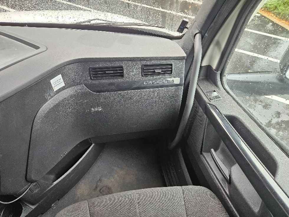 Sleeper Tractor-Heavy Duty Tractors-Freightliner-2023-T12664ST-Tampa-FL-518,461\n\t\tmiles-$ 67,750 - Image 14