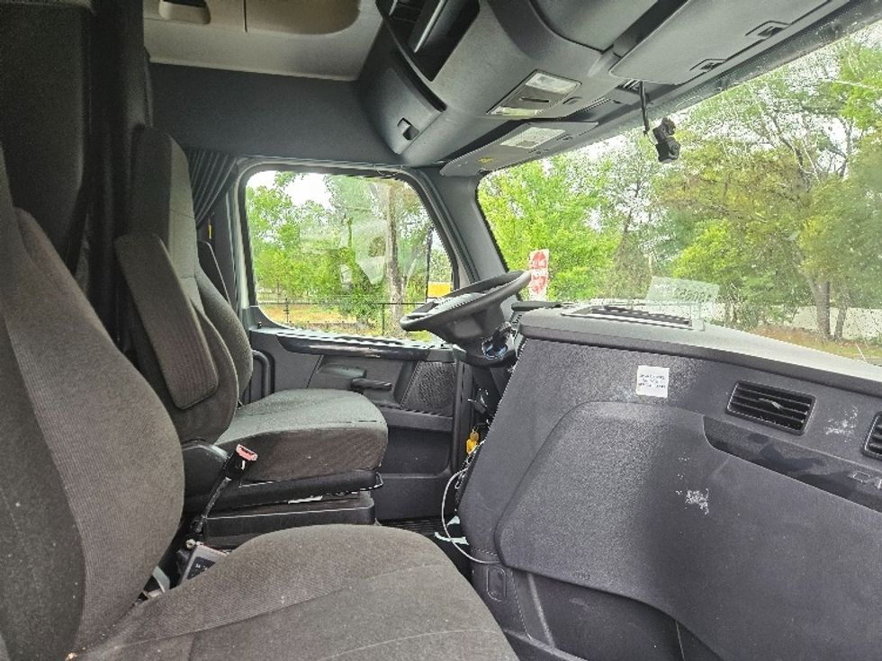 Sleeper Tractor-Heavy Duty Tractors-Freightliner-2023-T12664ST-Tampa-FL-518,461\n\t\tmiles-$ 67,750 - Image 15